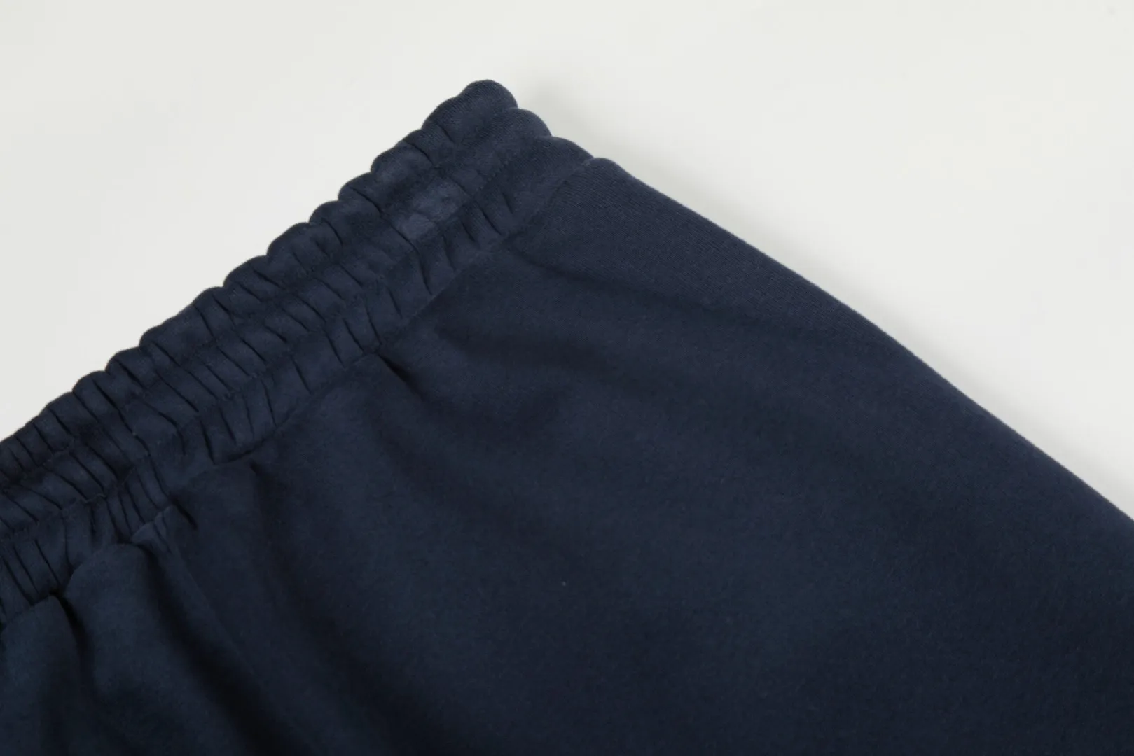 P230 Top quality" Style number: T7005# [Ralph Lauren solid color pony embroidered logo thickened velvet legged trousers] ✅Ralph Lauren Ralph Lauren classic basic versatile unisex autumn and winter velvet legged trousers ✅Pure cotton high-gram velvet thickened fabric The upper body is comfortable and warm ✅The version is restored to the original version The maximum size can be worn up to 180 pounds Loose, comfortable and stress-free ✅The upper body is simple and easy to wear ootd must-have. Good-looking clothes are never picky. A must-have in couples’ wardrobes. Size: S-XL. Color: Black, Gray, Navy Khaki.